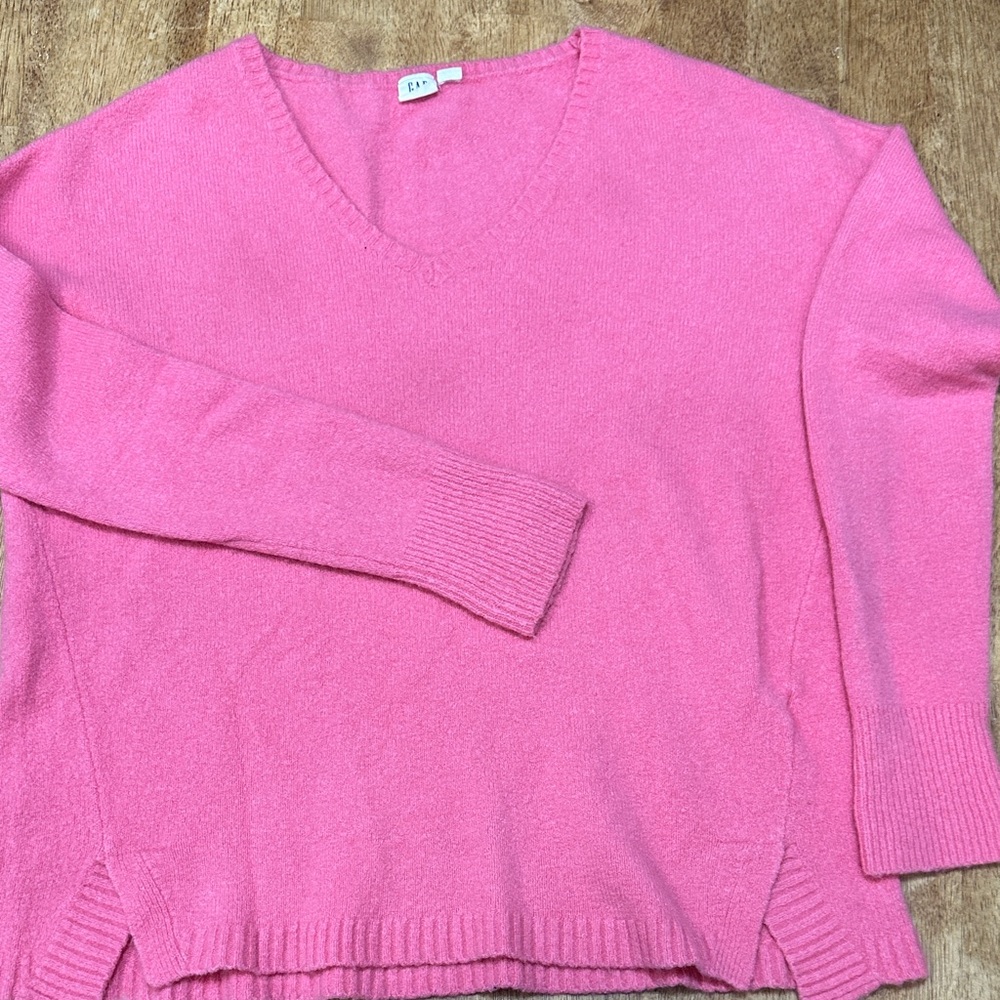 GAP V-Neck Sweater in Vibrant Pink
